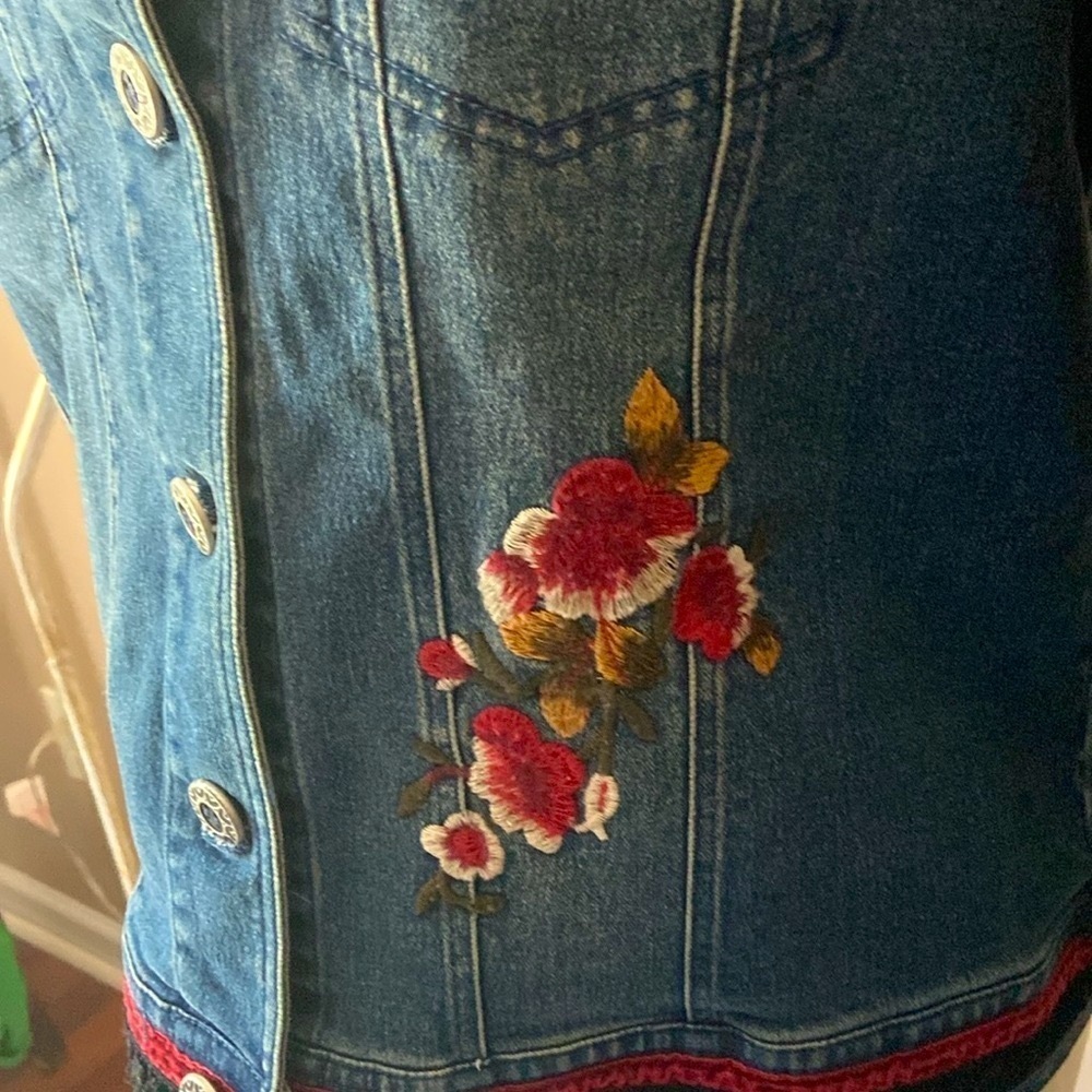 Vintage New Direction Women’s Red Floral Embroidered Jean Jacket Size Medium - Picture 8 of 10